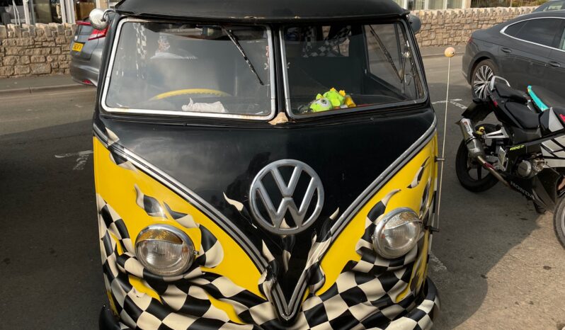 
								Volkswagen T2 with full split-screen conversion full									